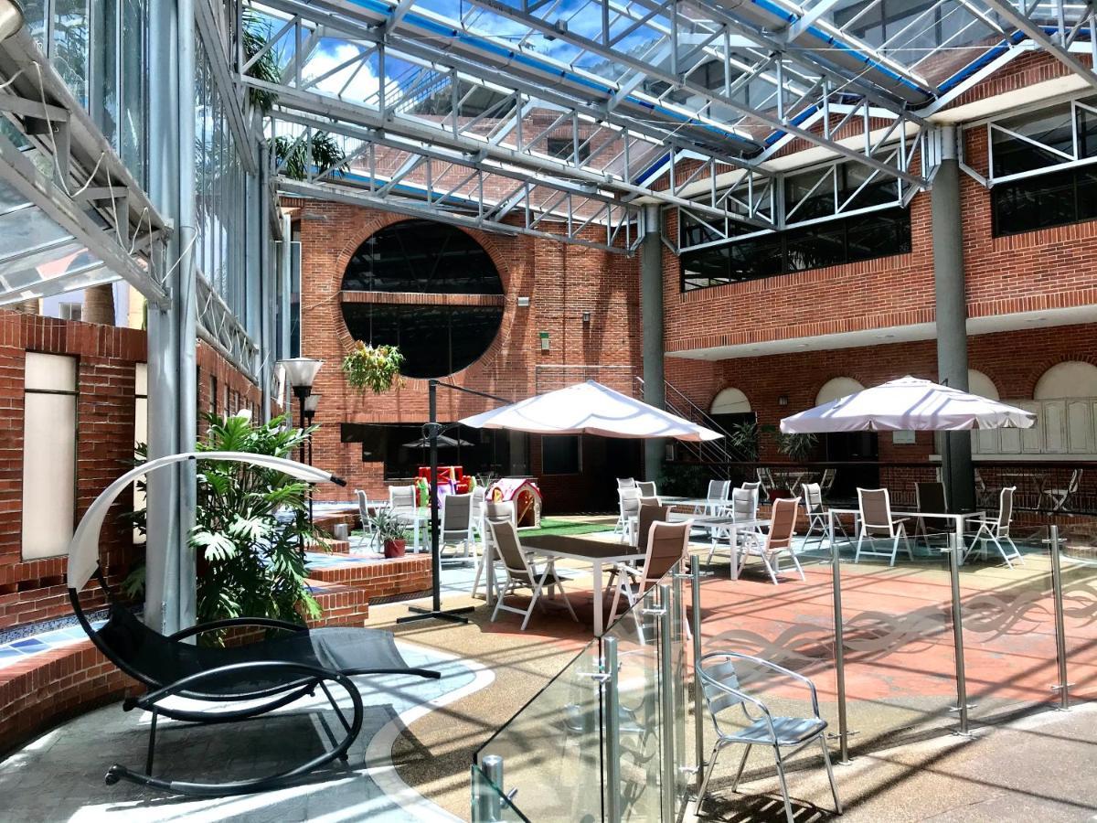 Casa Morales Hotel Internacional Y Centro De Convenciones Ібаге Екстер'єр фото The courtyard at the University of Westminster