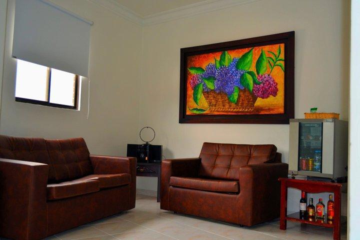 Casa Morales Hotel Internacional Y Centro De Convenciones Ібаге Екстер'єр фото A living room with a sofa and armchair