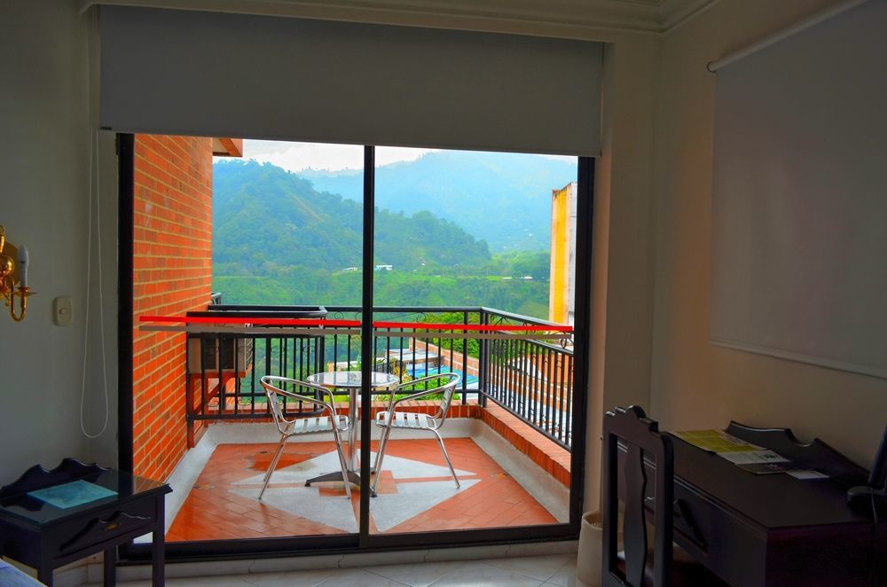 Casa Morales Hotel Internacional Y Centro De Convenciones Ібаге Екстер'єр фото A view of the mountains from a hotel in Baños