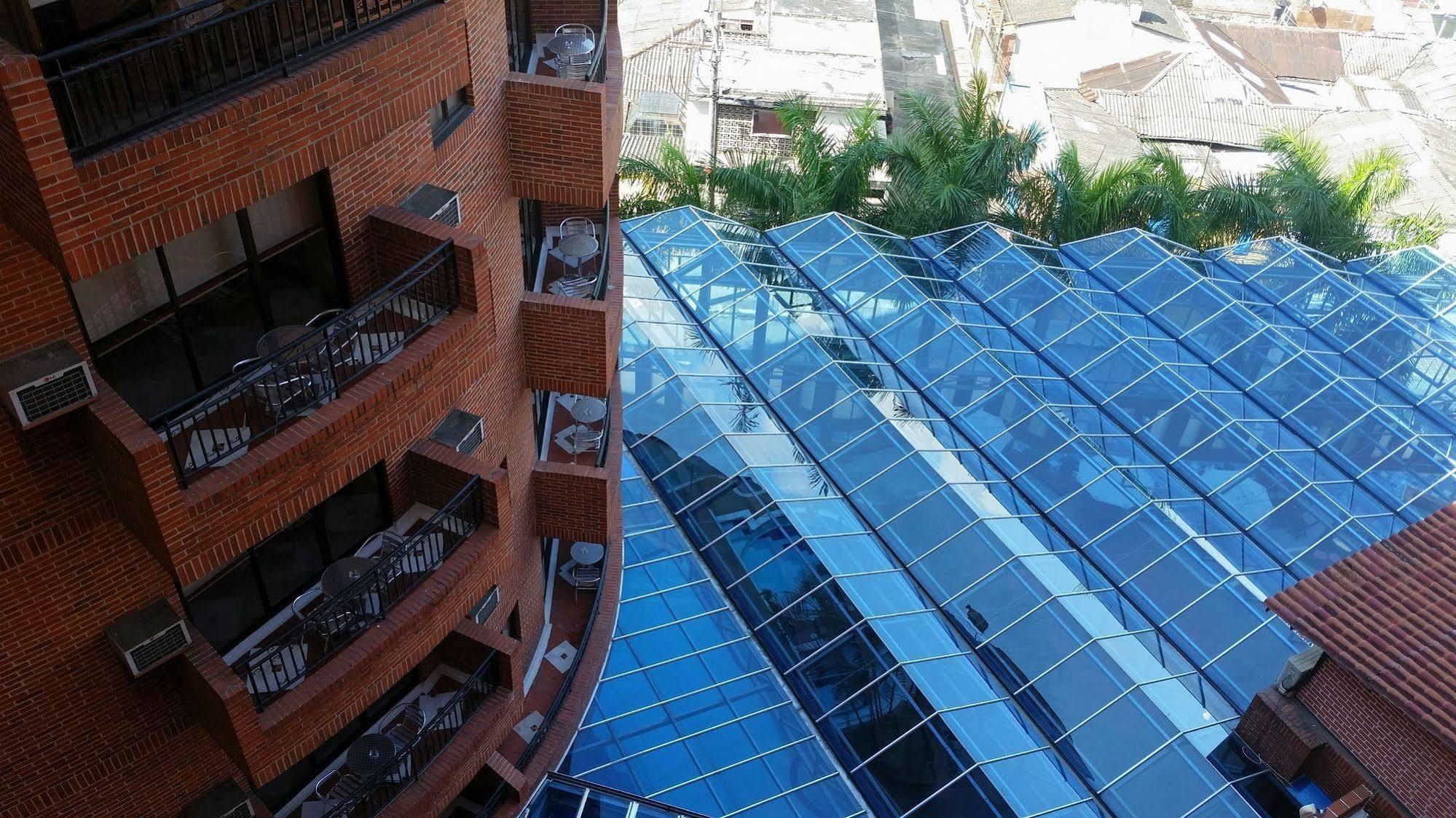 Casa Morales Hotel Internacional Y Centro De Convenciones Ібаге Екстер'єр фото Solar panels on the roof of the hotel