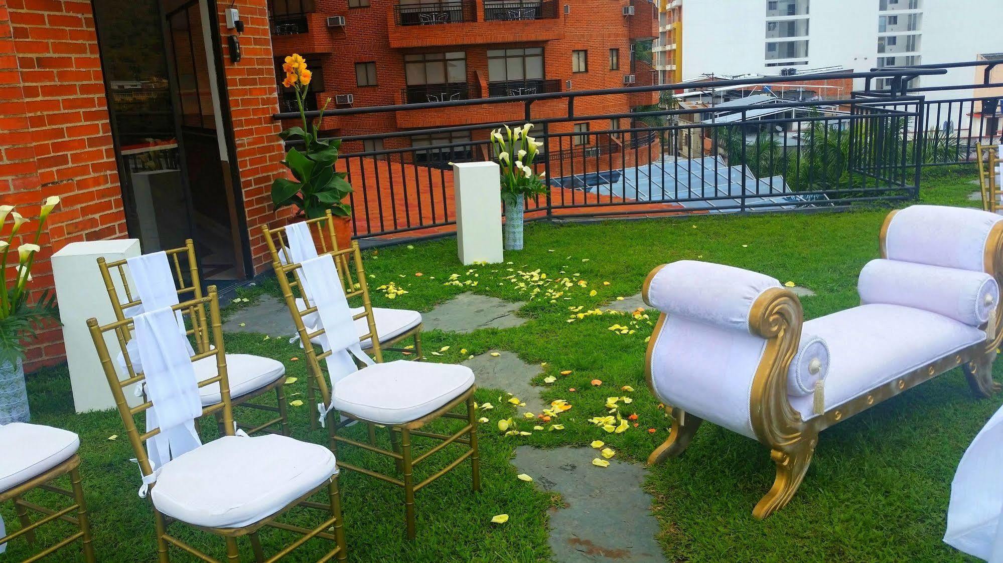 Casa Morales Hotel Internacional Y Centro De Convenciones Ібаге Екстер'єр фото A wedding ceremony at the rooftop of the hotel